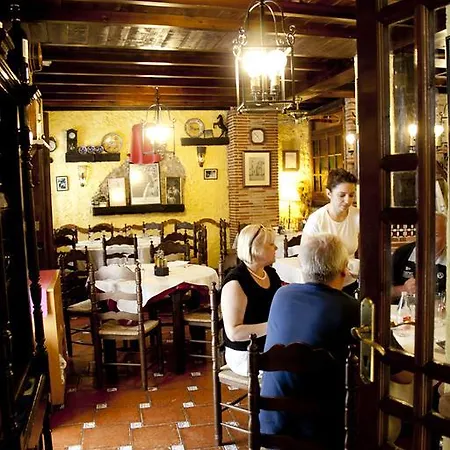 Hermanos Macias Hotel *